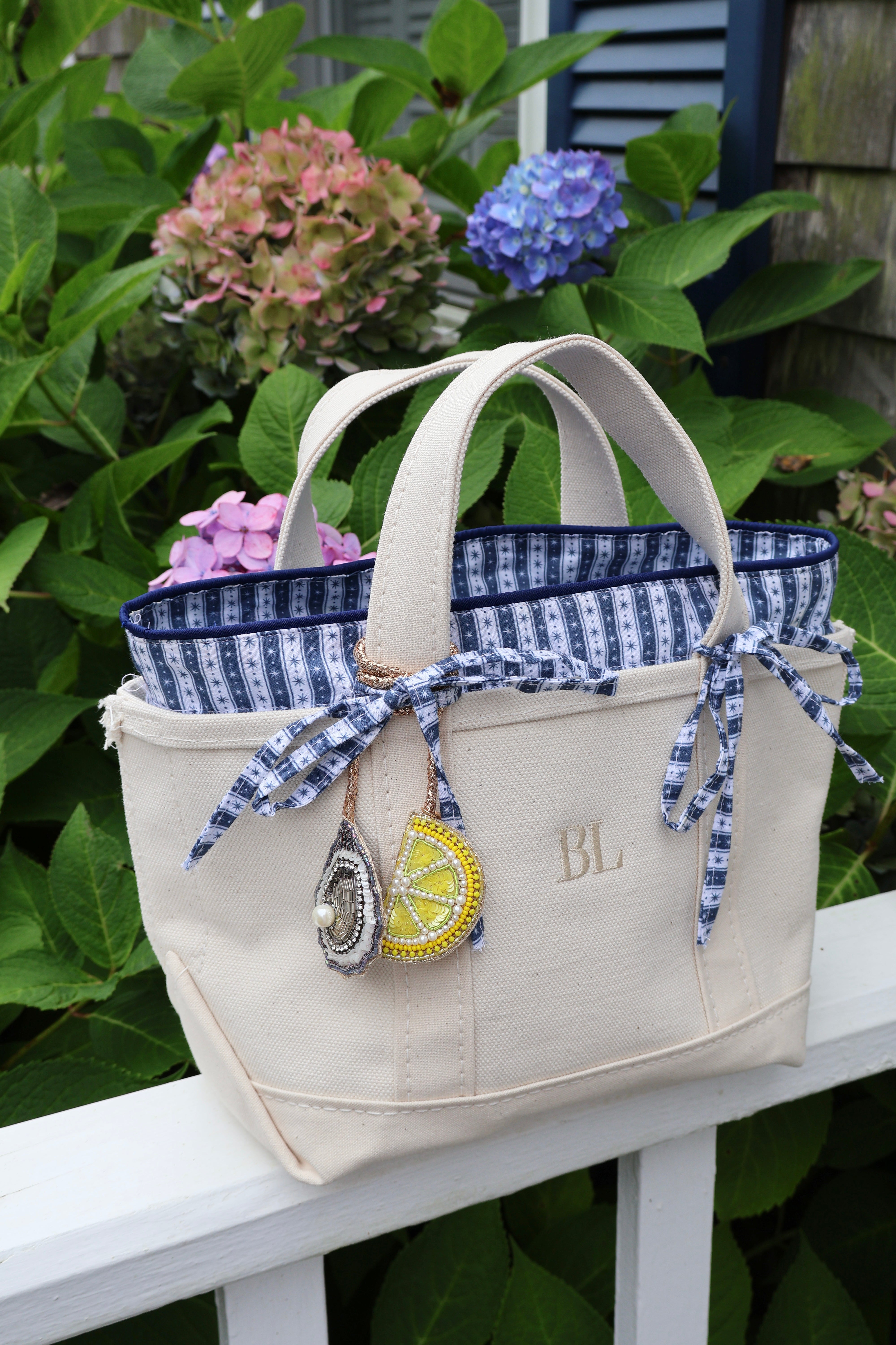 The Oyster Bag Charm